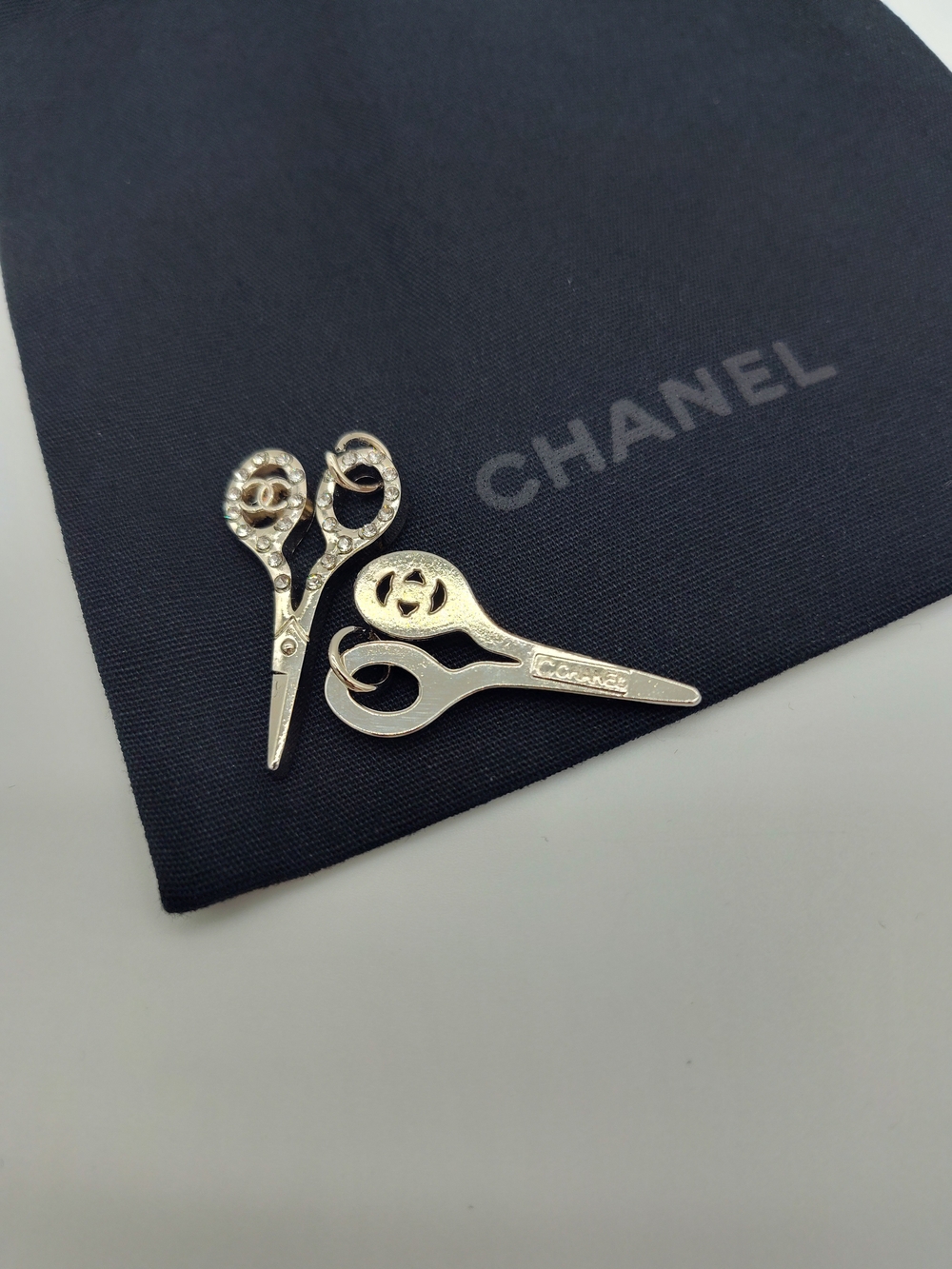 CHANEL Crystal CC Scissors Zipper Pull Charm Pair Silver Tone + Dust Bag EUC - Picture 4 of 6